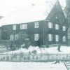 Altes evangelisches Pfarrhaus im Winter 